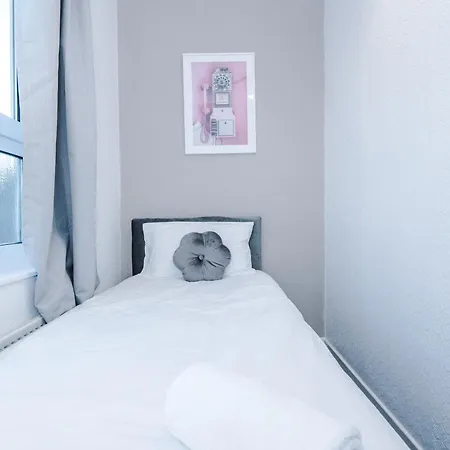 Vakantiehuis Spacious 4 Bed With Parking *