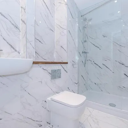 Stunning Mcr House Sleeps 9 Hébergement de vacances