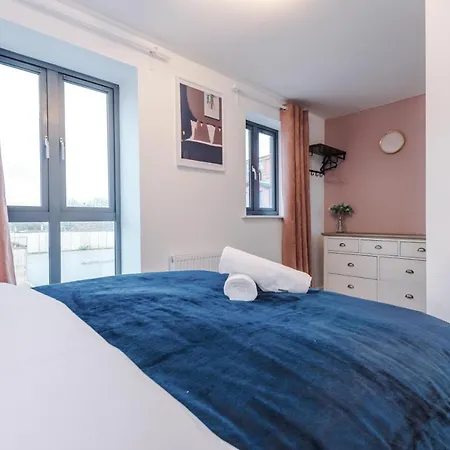 Stunning Mcr House Sleeps 9 Hébergement de vacances Manchester