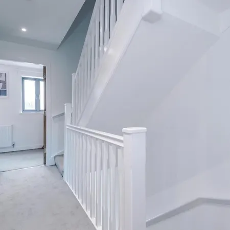 Stunning Mcr House Sleeps 9 *