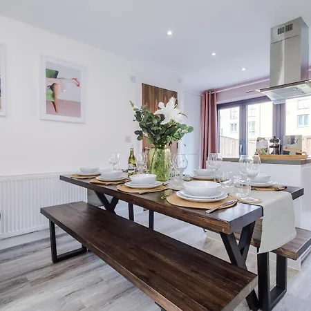 Stunning Mcr House Sleeps 9 Hébergement de vacances