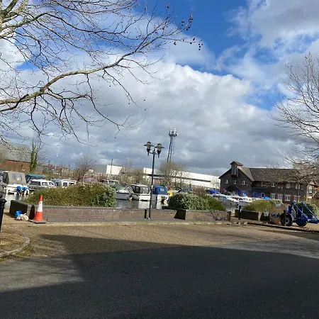 Marine Viewing 2 Bedrooms Flat Manchester