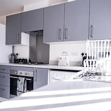 Holiday home 2-bed House With Canal View Garden & Petsok *