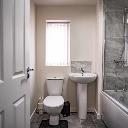 2-bed House With Canal View Garden & Petsok Holiday home *