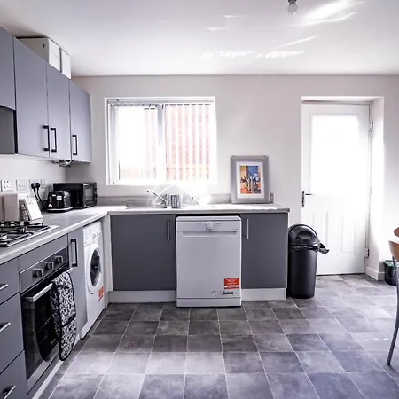 2-bed House With Canal View Garden & Petsok Holiday home *