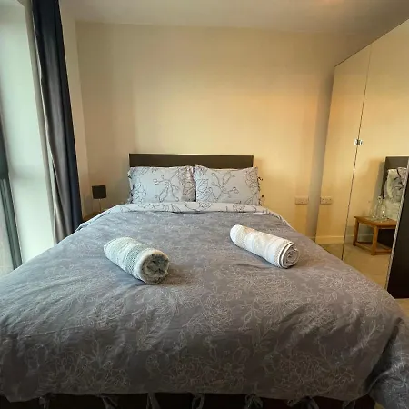 Balcony Marina With Skyline Views - Free Secure Parking Apartment *