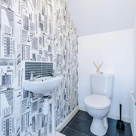 Chic 2 Bed House With Garden & Free Parking *