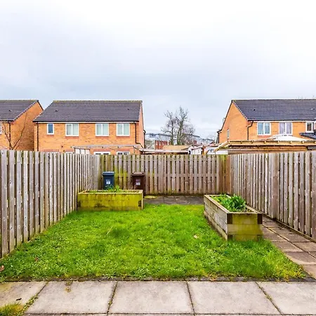 Chic 2 Bed House With Garden & Free Parking Holiday home *