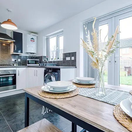 Chic 2 Bed House With Garden & Free Parking *