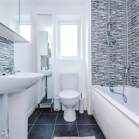 Holiday home Chic 2 Bed House With Garden & Free Parking *