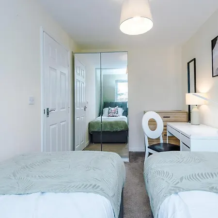 Chic 2 Bed House With Garden & Free Parking Manchester
