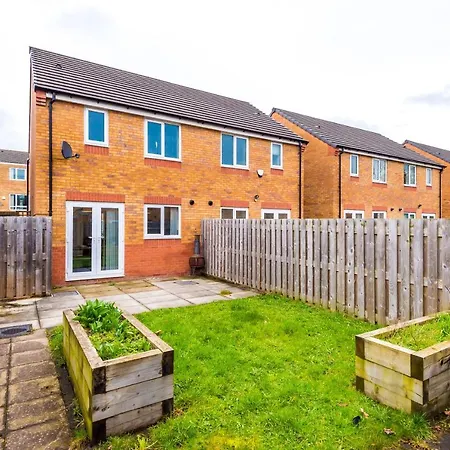 Chic 2 Bed House With Garden & Free Parking