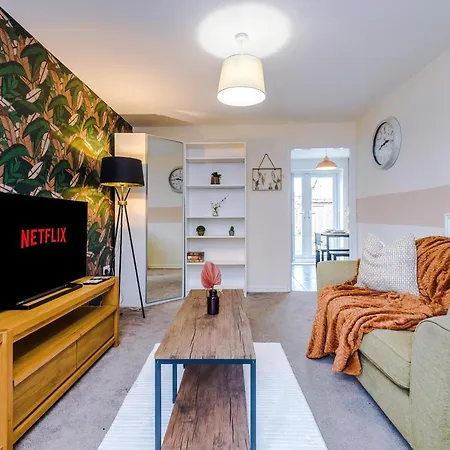 Chic 2 Bed House With Garden & Free Parking Manchester
