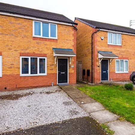Holiday home Chic 2 Bed House With Garden & Free Parking