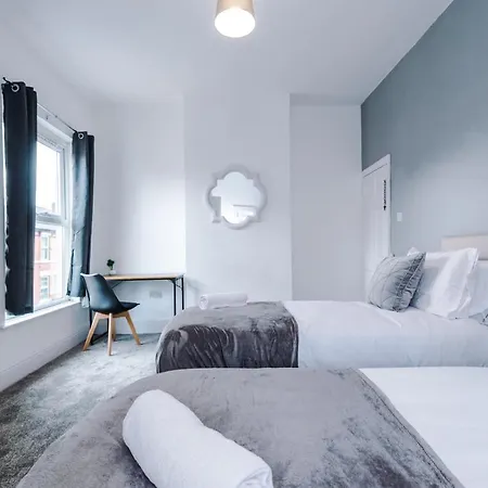 3 Bed House Close To Etihad Stadium - Free Parking Holiday home *