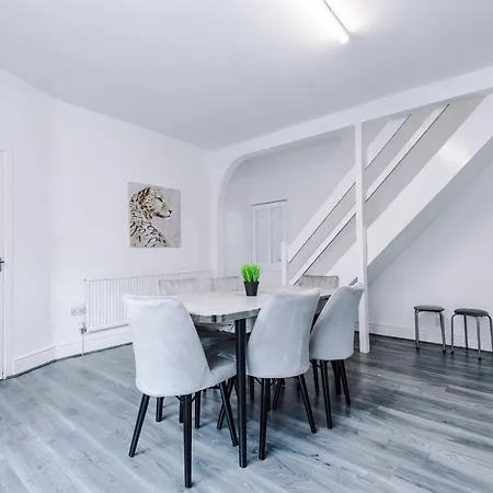 3 Bed House Close To Etihad Stadium - Free Parking Holiday home Manchester