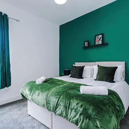 3 Bed House Close To Etihad Stadium - Free Parking Holiday home