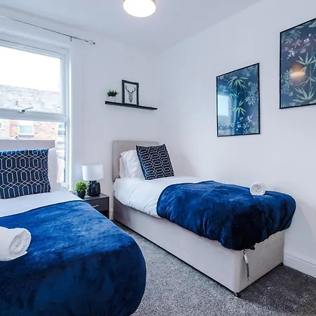 3 Bed House Close To Etihad Stadium - Free Parking Holiday home