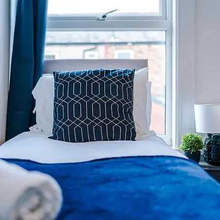 3 Bed House Close To Etihad Stadium - Free Parking Holiday home *