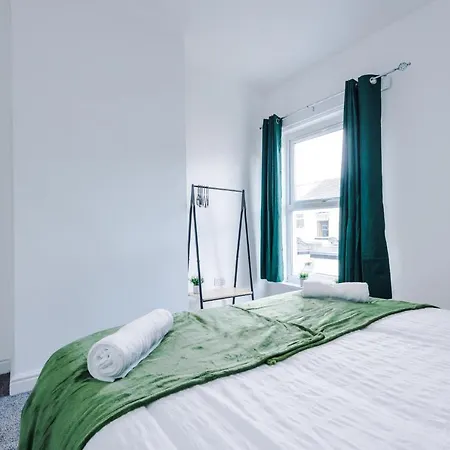 3 Bed House Close To Etihad Stadium - Free Parking Manchester