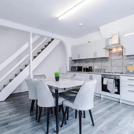 3 Bed House Close To Etihad Stadium - Free Parking Holiday home Manchester