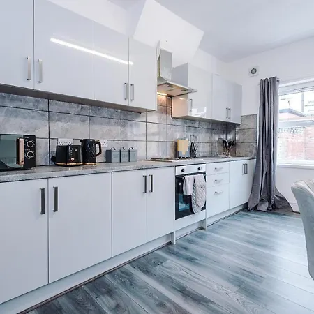 3 Bed House Close To Etihad Stadium - Free Parking