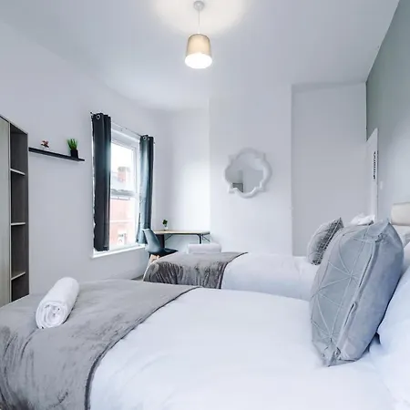 Holiday home 3 Bed House Close To Etihad Stadium - Free Parking Manchester