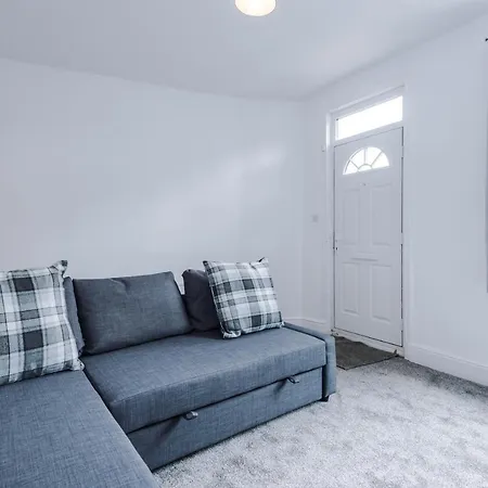 3 Bed House Close To Etihad Stadium - Free Parking *