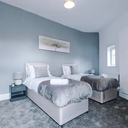 3 Bed House Close To Etihad Stadium - Free Parking Holiday home *
