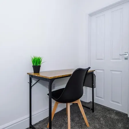 3 Bed House Close To Etihad Stadium - Free Parking *