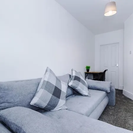 3 Bed House Close To Etihad Stadium - Free Parking Holiday home *