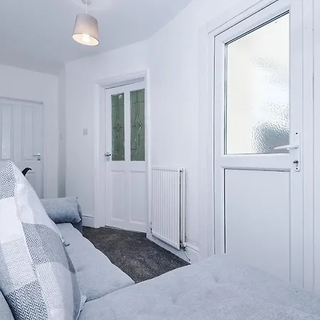 3 Bed House Close To Etihad Stadium - Free Parking
