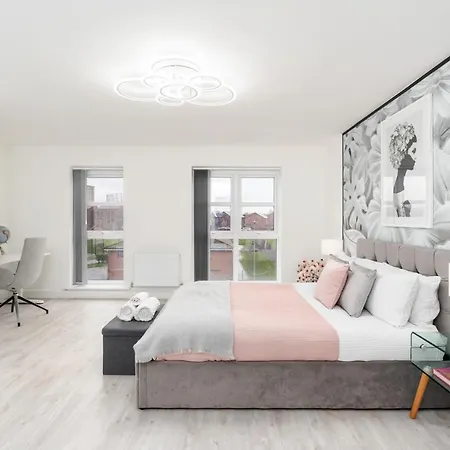 4 Bedroom, 3 Bathroom Walking Distance To Centre