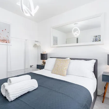 4 Bedroom, 3 Bathroom Walking Distance To Centre