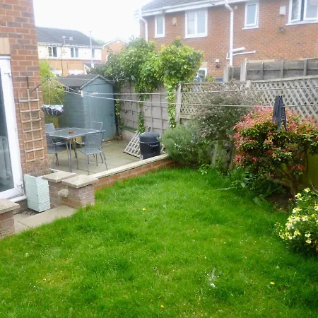 2 Bedroom House With Garden Feriehus