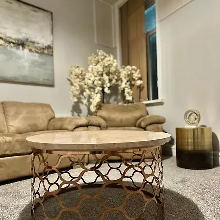 The Hive Manchester, Sleeps 18 People, Free Wifi,parking Contractors And Office Parties, 10 Min *