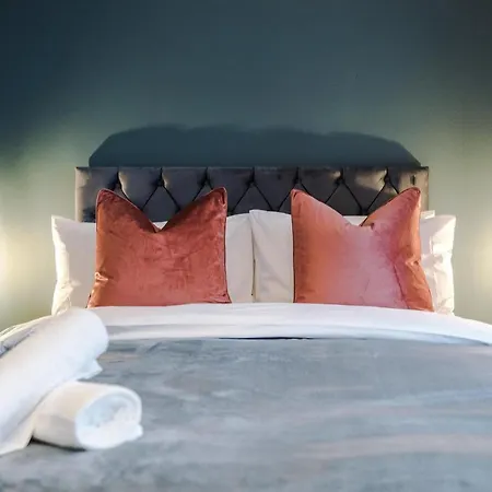 Stunning Mcr House Sleeps 9 *