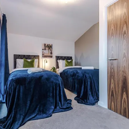 Stunning Mcr House Sleeps 9