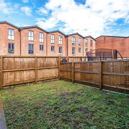 Stunning Mcr House Sleeps 9