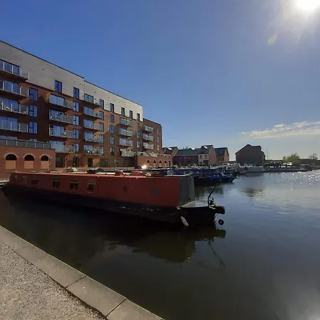 Balcony Marina With Skyline Views - Free Secure Parking *