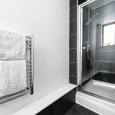 Spacious 2 Bedroom Penthouse * Manchester