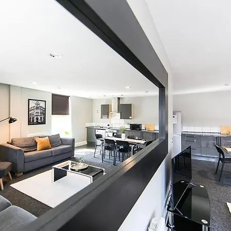 Spacious 2 Bedroom Penthouse Apartament *