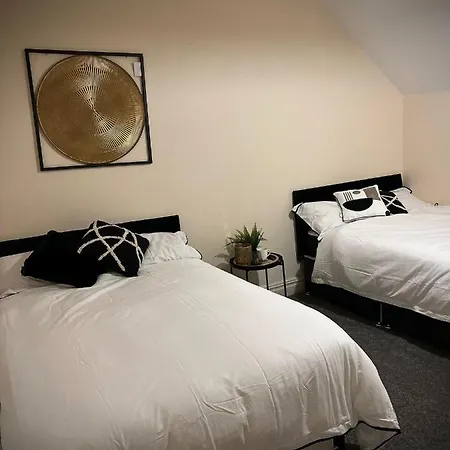 The Hive Manchester, Sleeps 18 People, Free Wifi,parking Contractors And Office Parties, 10 Min Manchester