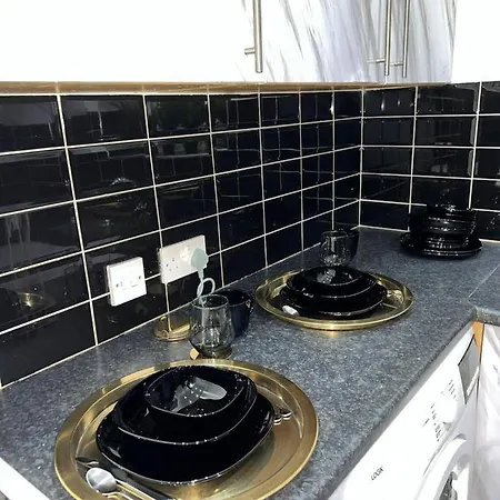 The Hive Manchester, Sleeps 18 People, Free Wifi,parking Contractors And Office Parties, 10 Min * Manchester