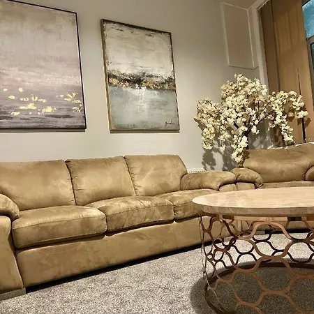 The Hive Manchester, Sleeps 18 People, Free Wifi,parking Contractors And Office Parties, 10 Min *