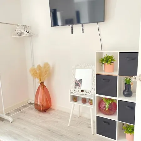 Cosy Bedrooms ホームステイ *