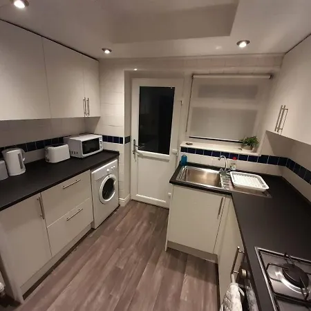 Feriehus Bright 4-bed House 15 Min To Centre *