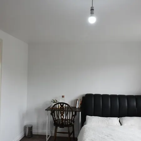 En-suite With Free Parking Privatunterkunft *