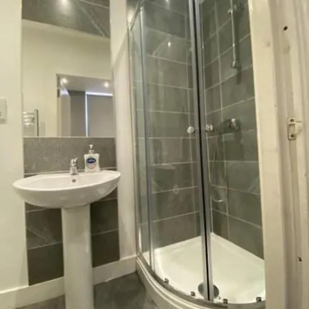 Extra Large 6 Bed 7 Bath Townhouse In Manchester