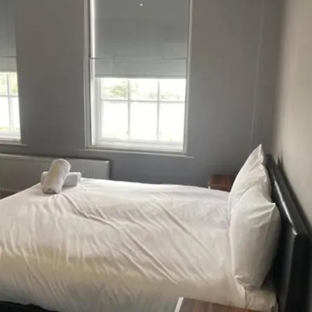 Extra Large 6 Bed 7 Bath Townhouse In
